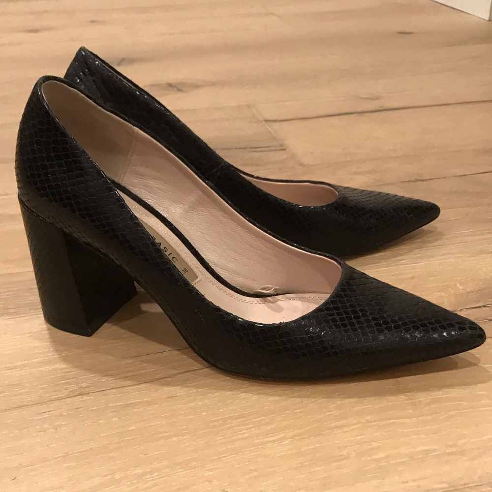 Zara 100% leather block-heel pointed-pump embossed